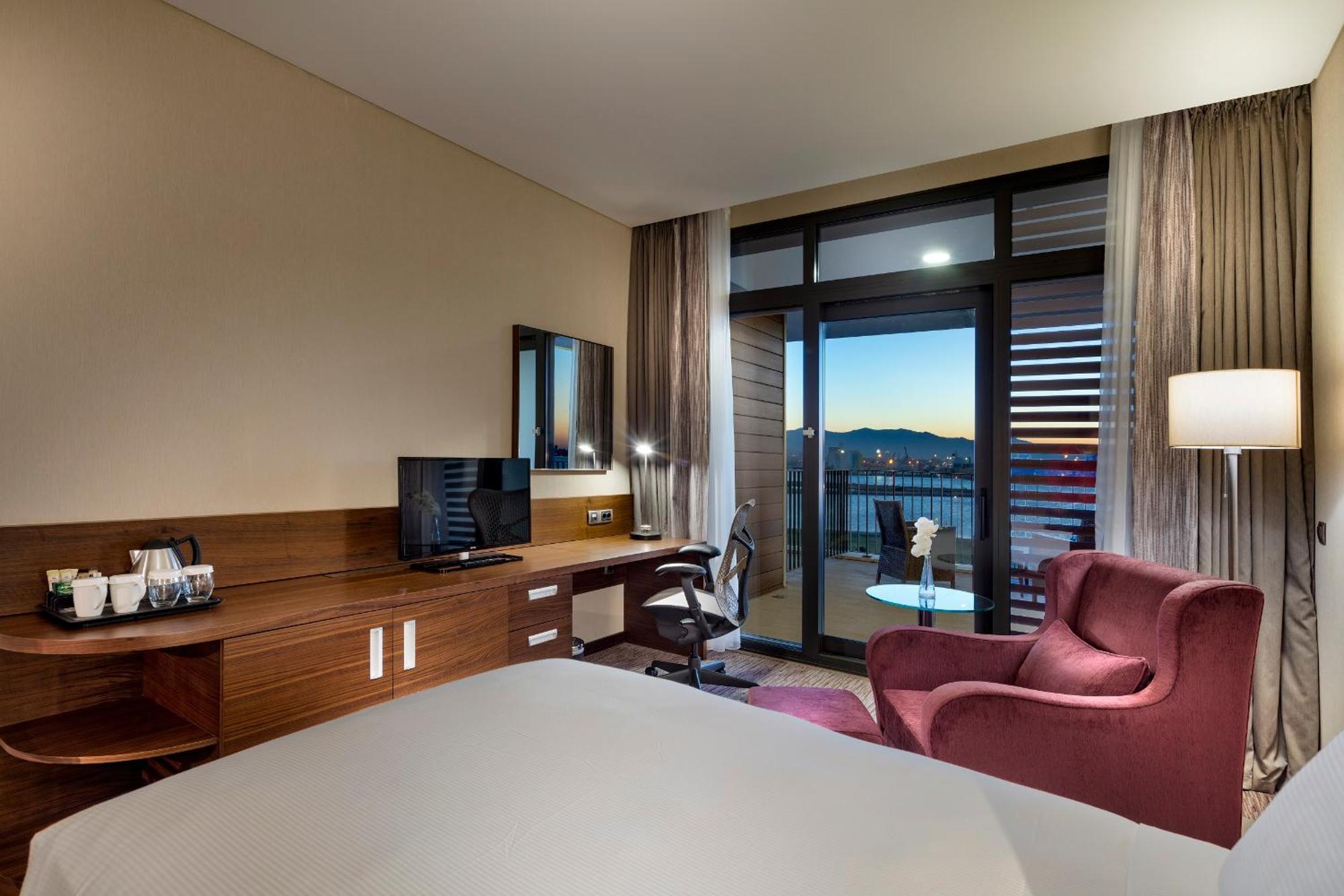Hotel Hilton Garden Bayrakli 4*