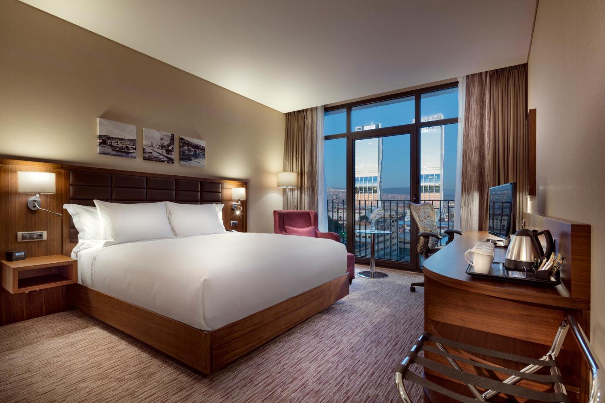 Hilton Garden Bayrakli Hotel 4*